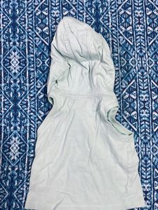 Hoodie Smart T-shirt Worn Twice 2 Month To 7 Mon