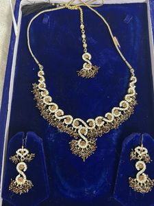 Elegant Kundan Necklace Set with Earrings