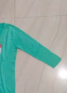 🆕✅BRAND NEW Stylish Green V-Neck Top✅🆕