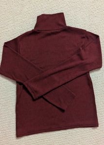 MAROON RIBBED TURTLENECK TOP.