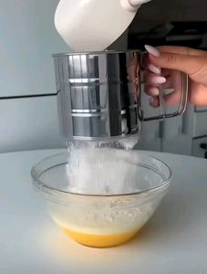 Hand-Press Flour Sifter Cup
