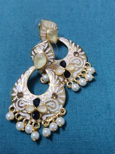 Elegant White &amp; Gold Earrings