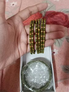 Set of 6 Elegant Green Bangles