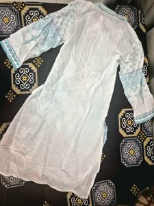 Elegant Blue &amp; White Short Kurta