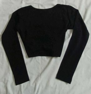 black v-neck long sleeve crop top