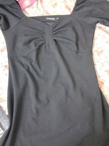 Size Is Large And Black In Colour . It's A Pretty Dress