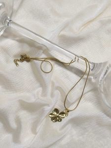 Gold Flower Pendant Necklace