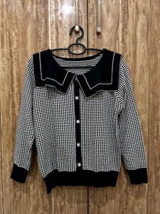 Chic Black &amp; White Knitted Top