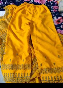 New yellow shuit(never used)