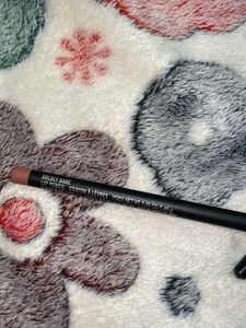 Mac lip liner in the shade boldly bare