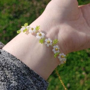 Daisy Beaded Bracelet💚🤍