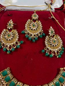 Exquisite Emerald and Gold Indian Jewelry Set
