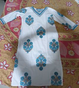 Elegant White Kurta with Blue Floral Print