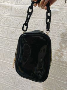 Chic Black Shoulder Bag with Chunky Chain