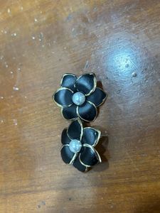 Chic Black Flower Pearl Earrings