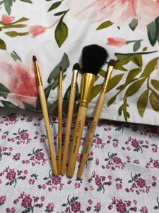 Vega Makeup Brush Set Of 5 🎀 (Negotiable)