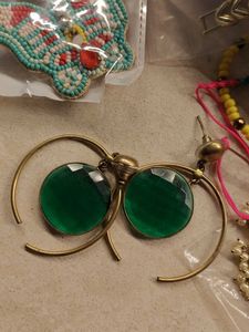 EAR, HAIR AND HAND ACCESSORIES