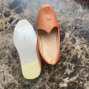 Classic Brown Leather Juttis