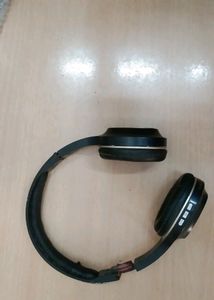 Digitek Brand  cancellation headphones item is very good in condition only defects is in buds that too peeling off leather you see it in 2nd picture.