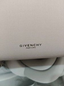Givenchy Iconic Nude Pouch ❤️😍