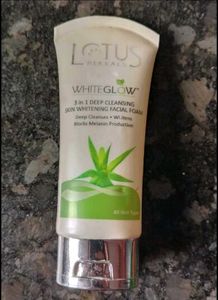 Lotus Herbals White Glow Face Wash