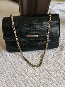 Chic Black Croc-Embossed Chain Shoulder Bag