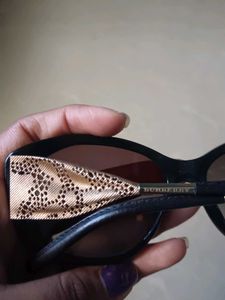 Burberry Sunglass with cover 100% authentic