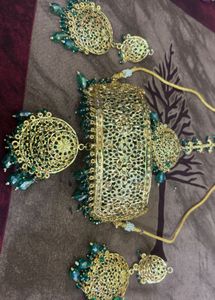 Exquisite Gold &amp; Green Kundan Jewellery Set