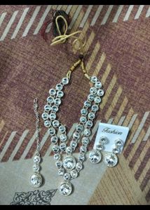 Stunning Kundan Necklace with Earrings