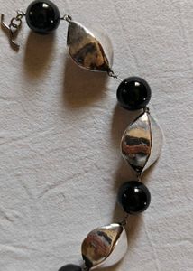 Chic Black Bead &amp; Silver Leaf Necklace