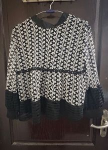 Chic Black &amp; White Floral Print Top