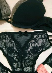 Black Lace Push-Up Bra with brief 👍