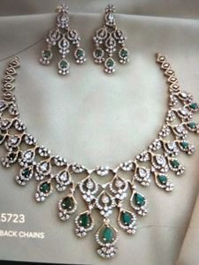 Exquisite Emerald &amp; Diamond Necklace Set