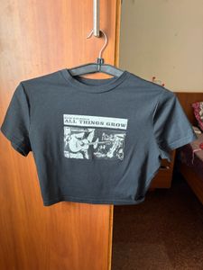 Black Graphic Crop T-Shirt size medium
