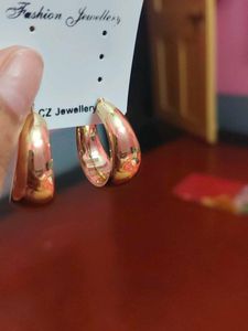 Chic Gold Hoop Earrings
