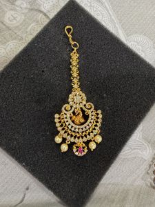 Elegant Maang Tikka with Pearls