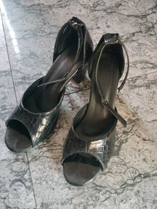 Chic Black Croc Embossed Heels