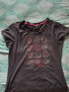 Comfy Tshirt with minimalist design👚