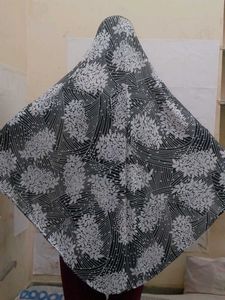 Elegant Black &amp; White Floral Print Abaya