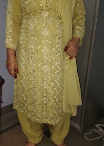 Beautiful Embroidered Kurta Set 90s