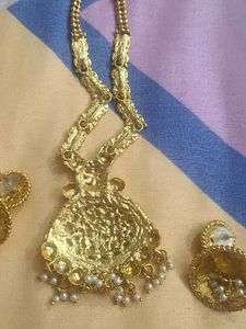 Beautiful Gold Tone Necklace Set
