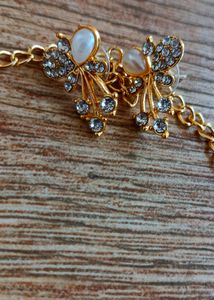 beautiful necklace with earrings..Mint condition