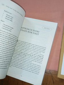 Trading &amp; Investing Like Warren Buffett 2 Books Se
