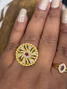 Exquisite Gold Ring with Diamonds and Ruby