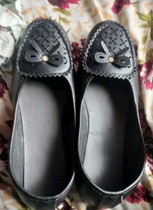 Elegant Black Ballet Flats with Bow Detail