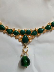 Green Neckpiece With Earrings (Beads)