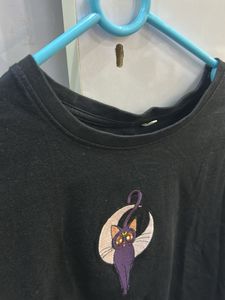 Black Cropped T-Shirt with Cute Cat Graphic