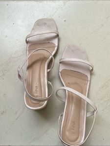 Baby peach heels 💕