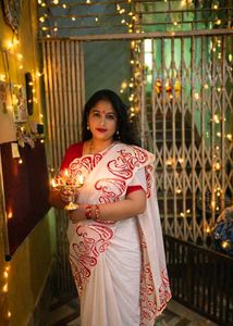Elegant White Saree with Red Paisley Border Embroi