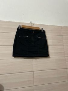 H&amp;M Chic Black Mini Skirt with Zippers